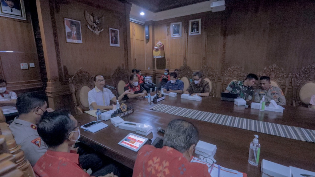 Wabup Suiasa Rapat Koordinasi Penanganan PMK di Badung